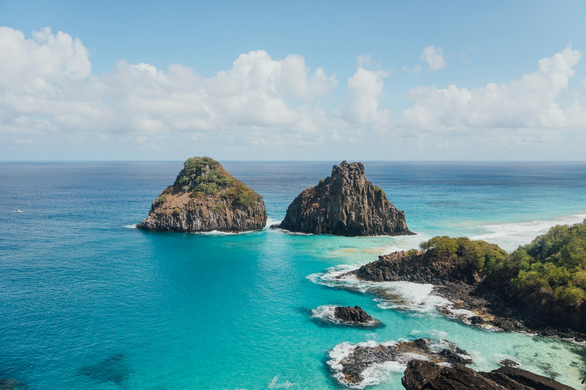 Foto do morro dois irmãos em fernando de noronha