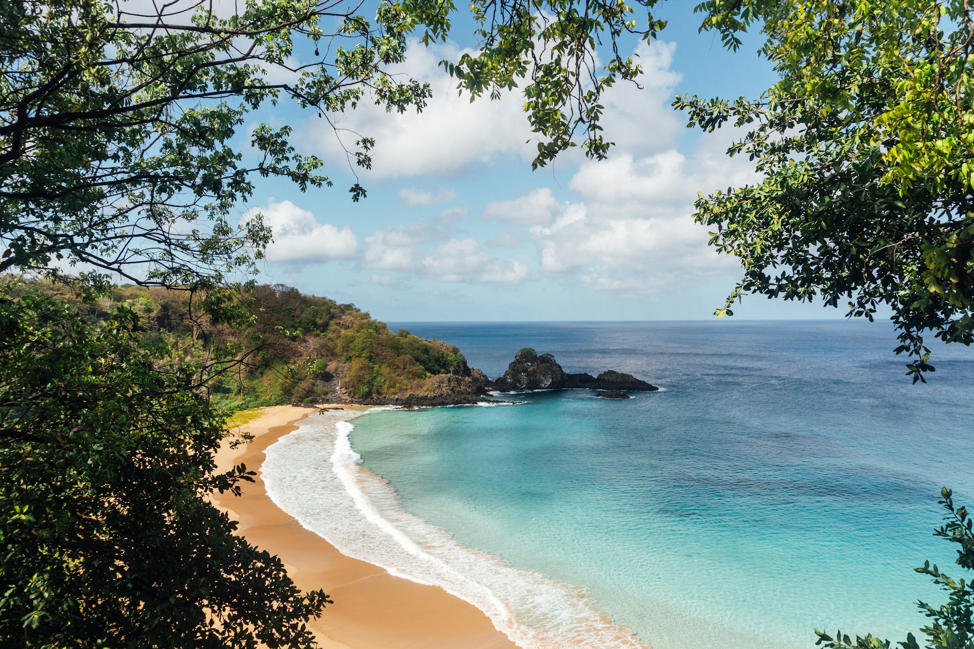 Foto da praia do sancho em fernando de noronha